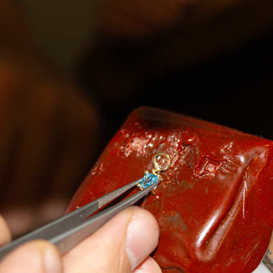 Mavi Topaz Kare Charm – Aralık Doğum Taşı – 14 Ayar Altın